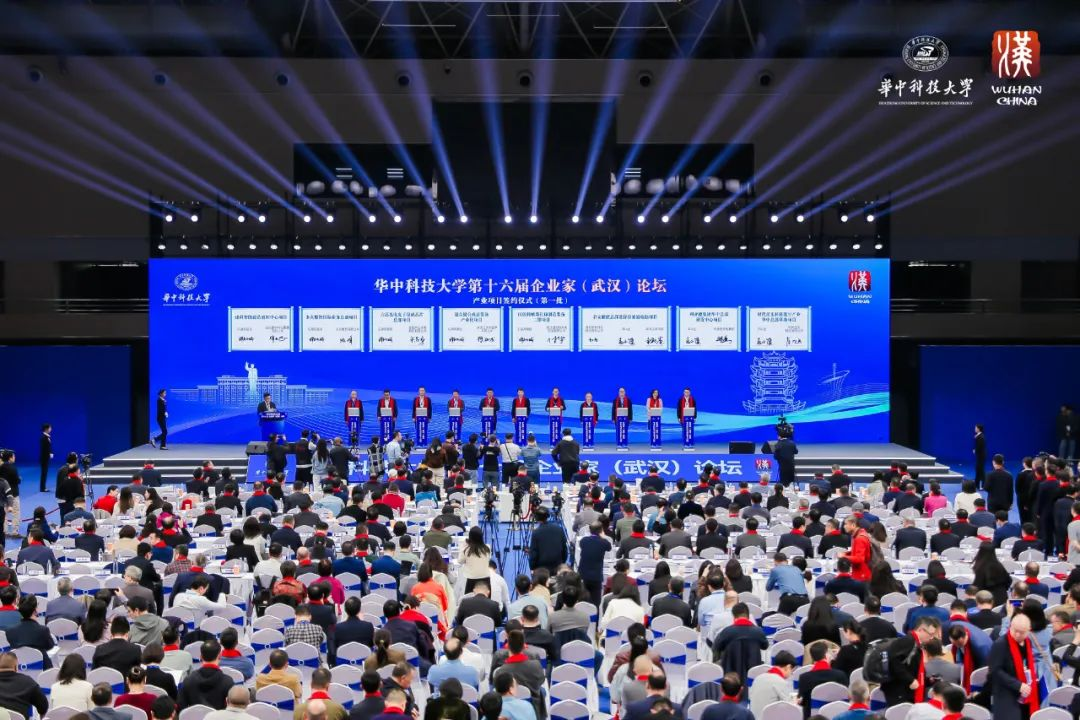 尊龙凯时董事长李军受邀出席华中科技大学第十六届企业家论坛，并发演出讲